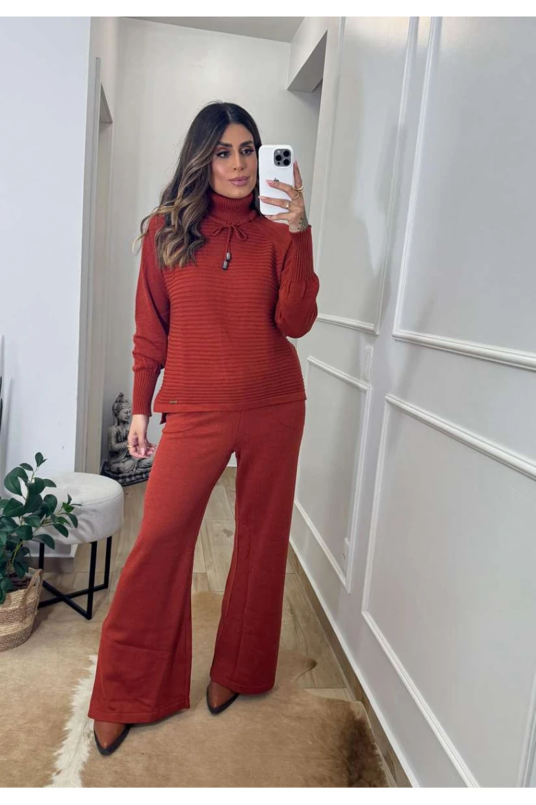 Calça de Tricot Feminina Reta Com Abertura na Barra - Terracota