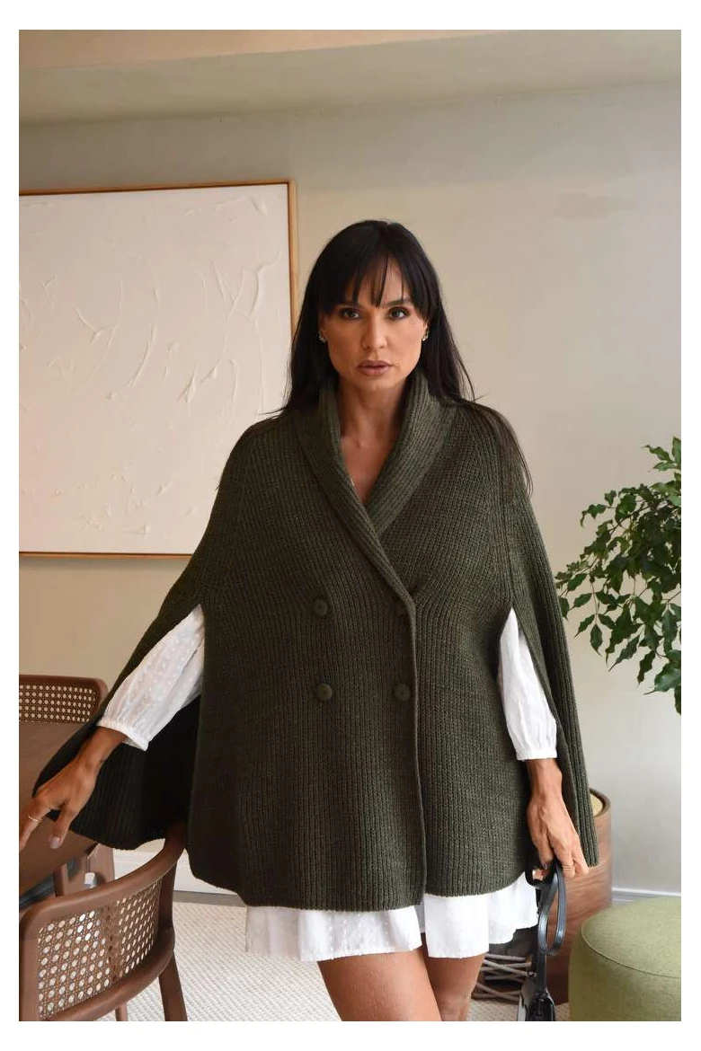 Capa Feminina de Tricot com Botões e Gola Ampla - Bege claro