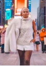 Colete Feminino de Tricot com Gola Alta e Tramas Trabalhadas - Bege claro
