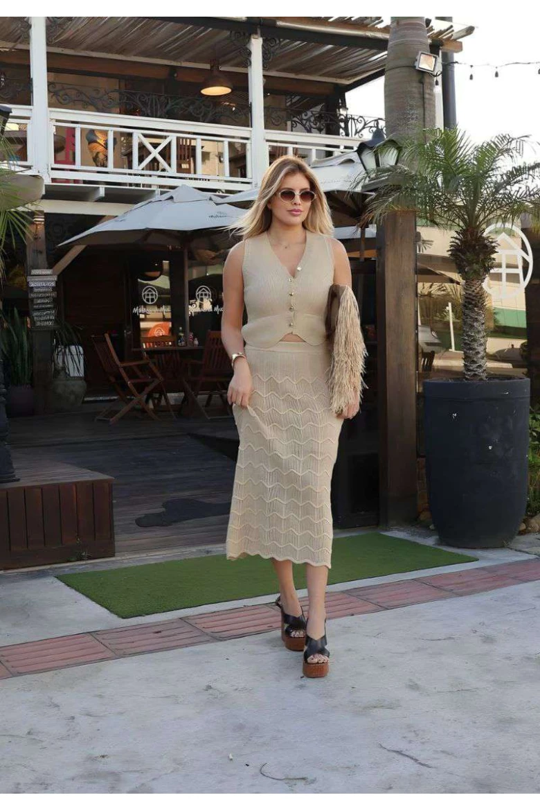 Saia de Tricot Midi Feminina com Textura Moderna e Caimento Elegante - Bege Saia de Tricot Midi Feminina com Textura Moderna e Caimento Elegante - Bege