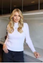 Suéter Feminino Canelado Gola Alta - Branco Suéter Feminino Canelado Gola Alta - Branco